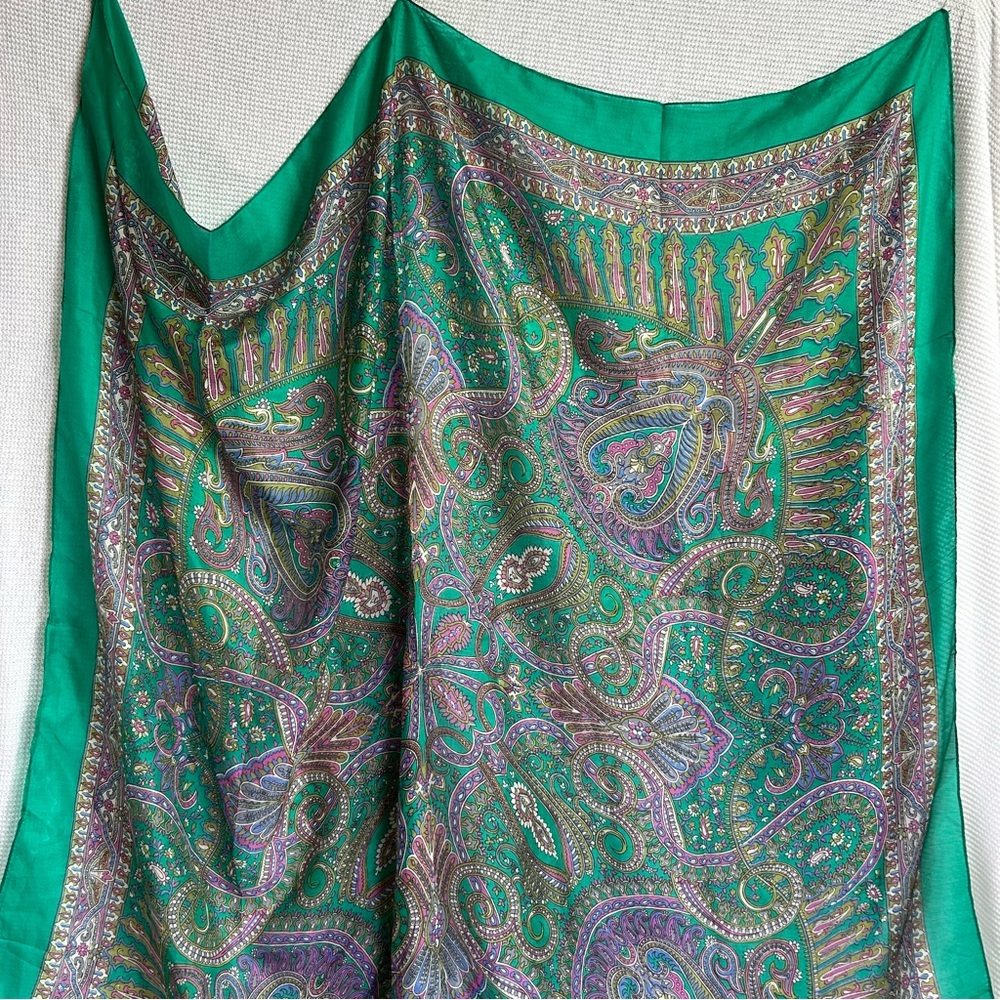 Elegant Paisley Green Scarf